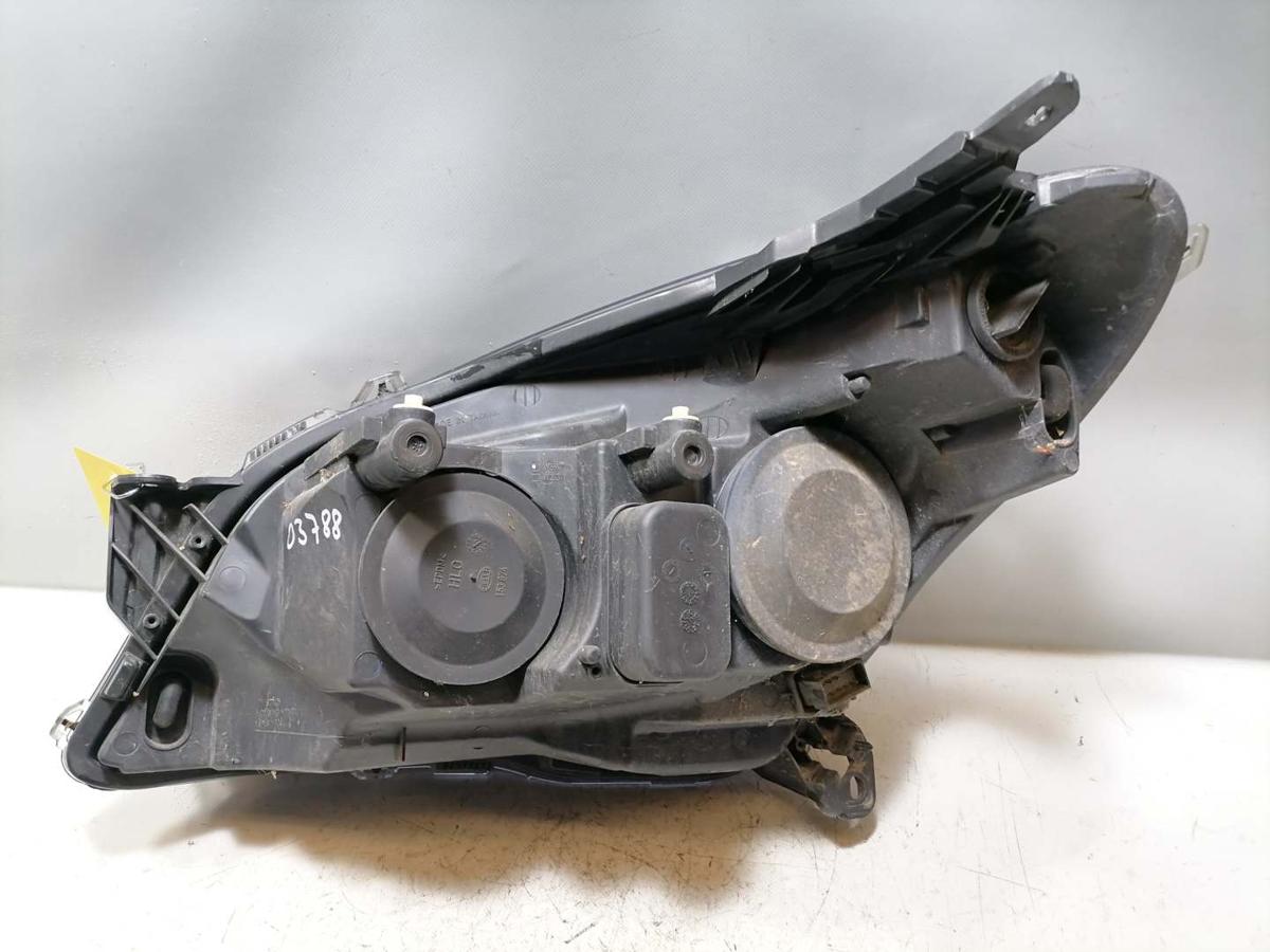 Opel Astra H Scheinwerfer vorn rechts Halogen schwarzer Hintergrund Zubeh&ouml;r Bj.2005